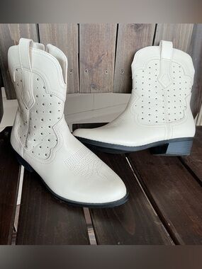 Art Class-Girls size 3 white studded Cowboy boots